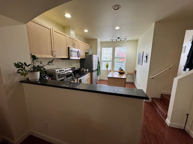 Building Photo - 2Bd/2.5Ba Bellevue Townhouse
