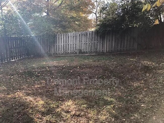 Building Photo - 607 Snow St