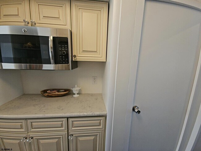 Building Photo - 6100 Boardwalk