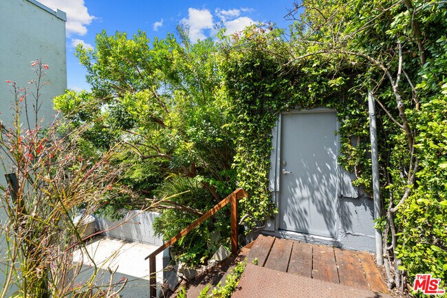 Building Photo - 631 Pier Ave