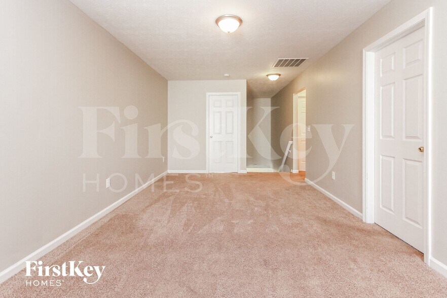 Building Photo - 527 Hollow Pear Dr