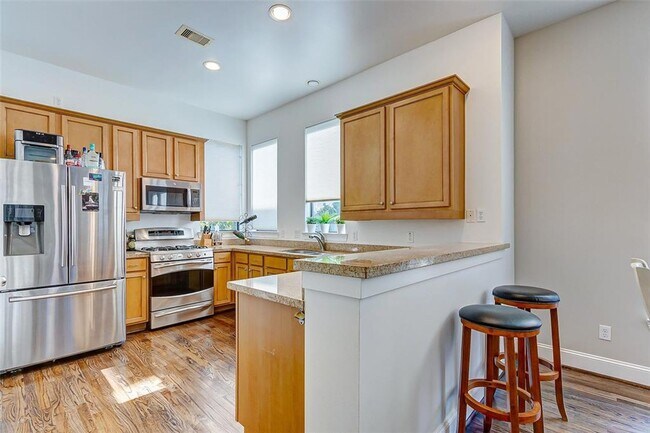 Building Photo - Bright and spacious townhome with a beautiful rooftop terrace to relax.