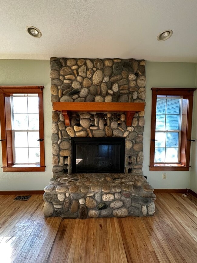 Building Photo - Large Craftsman in the Country