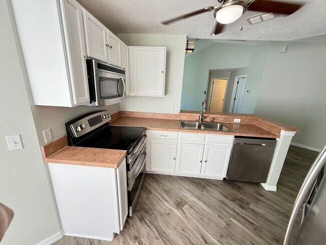 Building Photo - 3/2 Spacious Saint Cloud Home with fenced ...