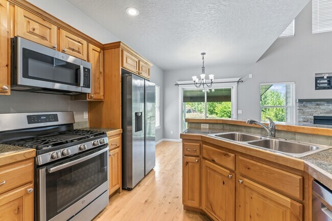 Building Photo - 552 E Whitney Ct