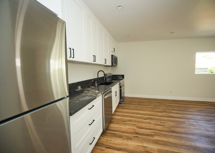 Kitchen - 20744 Bermuda St