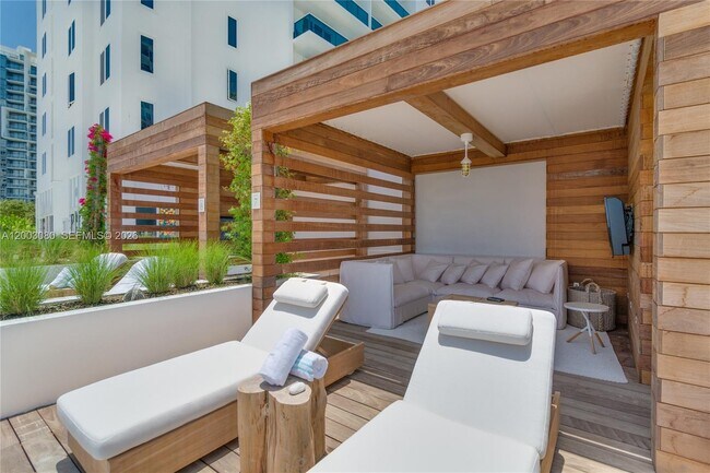 Building Photo - 2301 Collins Ave