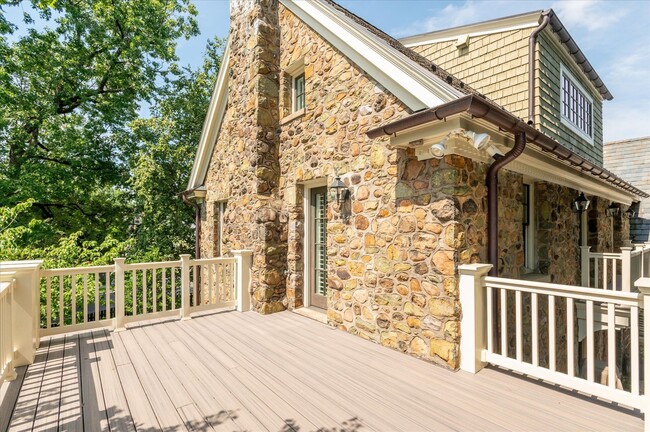 Building Photo - Exceptional Living in the Heart of Arlingt...