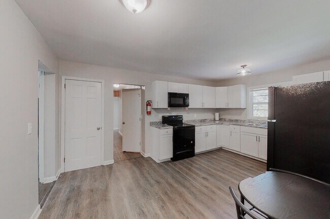 Building Photo - Hickory Hills Estates Home, a 8 minute walk to transit stop N Hairston Rd & 452