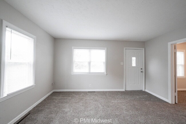 Building Photo - "Charming 3-Bed Home in Indianapolis – Coz...