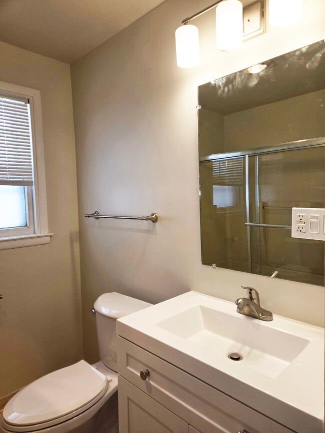 Building Photo - 3150 Phillips Ave