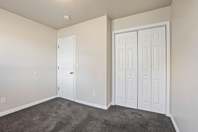 Building Photo - 2 Bed 1 Bath Upper Condo in Rexburg - with Optix internet and washer and dryer included!