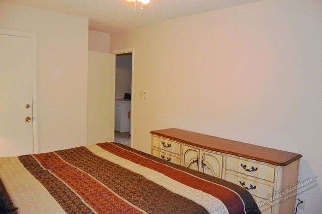 Building Photo - DeSoto Courts | Townhome | Furnished or Un...