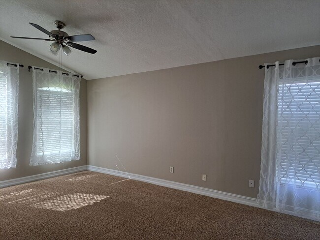 Building Photo - Pool Home in Oak Valley