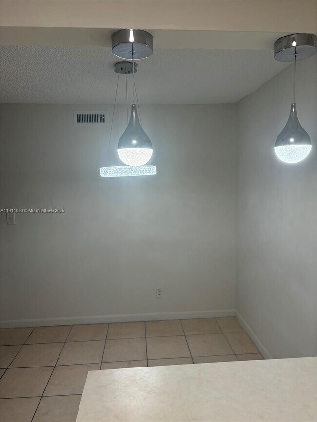 Building Photo - 6900 SW 39th St