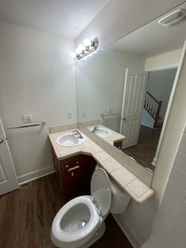 Building Photo - Extremely Spacious 5BD/3BTH Home For Lease...