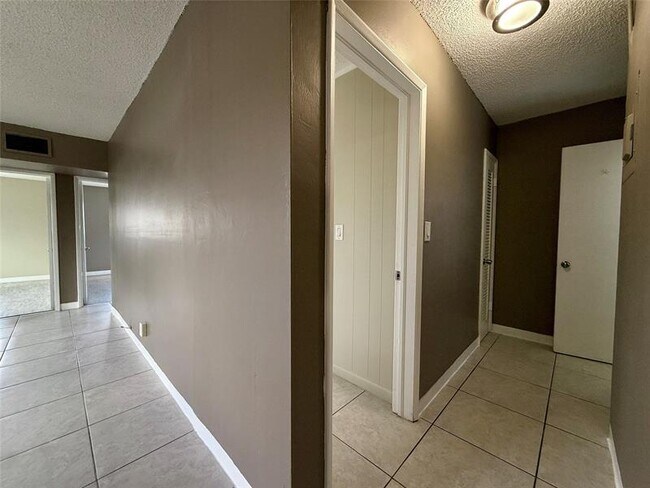 Building Photo - 530 NE 34th Ct