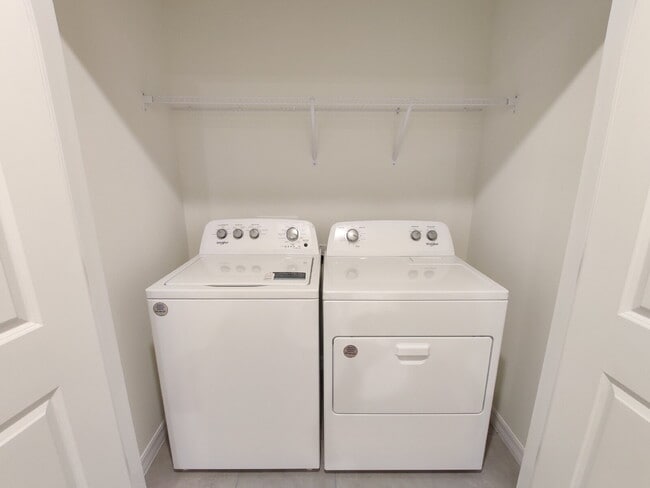 Building Photo - 423 Whispering Oaks Ct