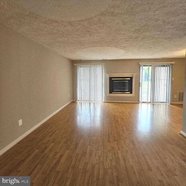Building Photo - 1005 Warwick Ct