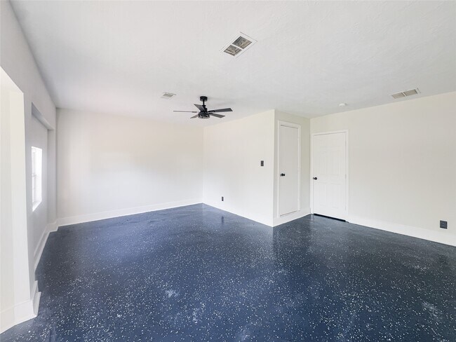 Building Photo - 5111 Seymour Dr