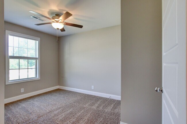 Building Photo - Sharp 3 bed 2 Bath Close To Ft Campbell