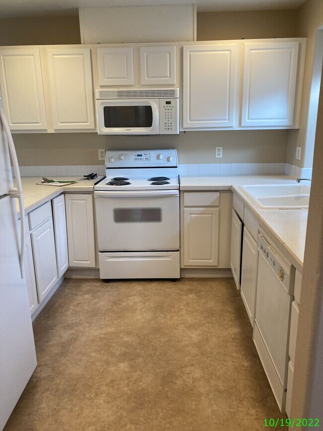 Building Photo - 467 NW Meadows Dr