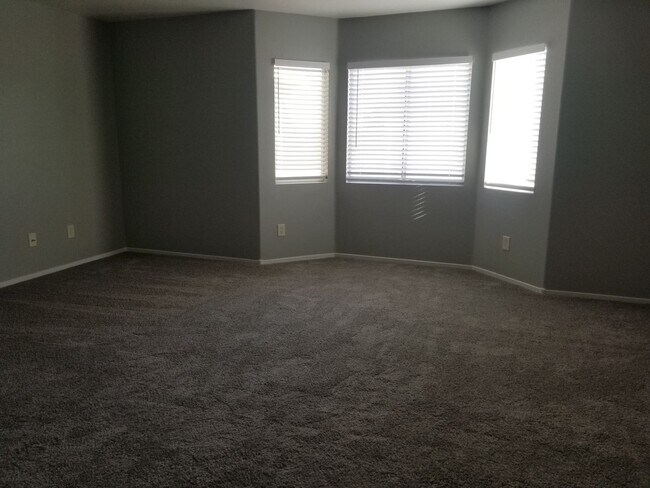 Building Photo - North Las Vegas Upgraded 4 Bedroom!