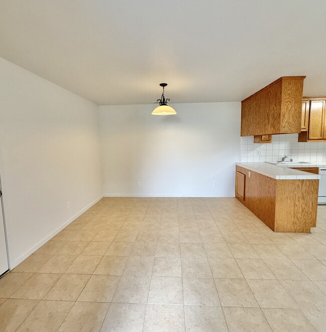 Building Photo - 421 N Walnut Ave