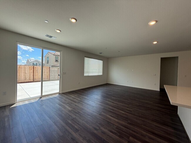 Building Photo - 3 bedroom, 2 bathroom home located in the vibrant community of Madera, CA