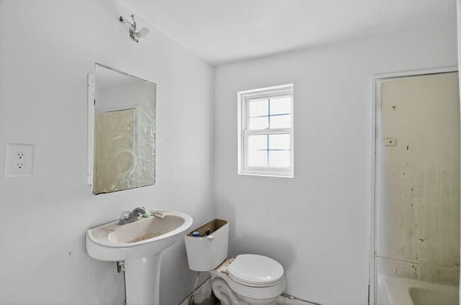 Building Photo - 2405 W 10th St