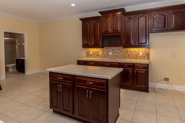 Building Photo - BEAUTIFUL 5 Bedroom/4 Bath Home Located in...