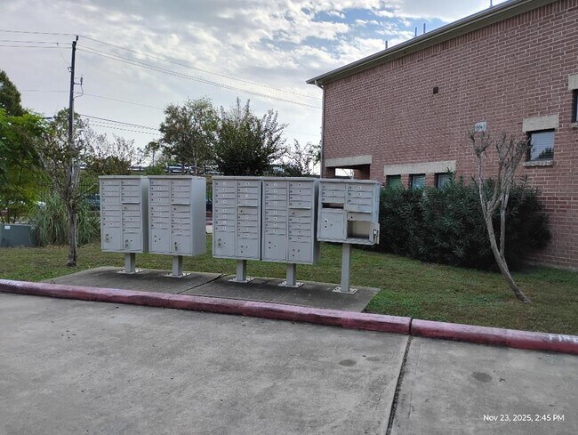 Building Photo - 5941 S Loop E