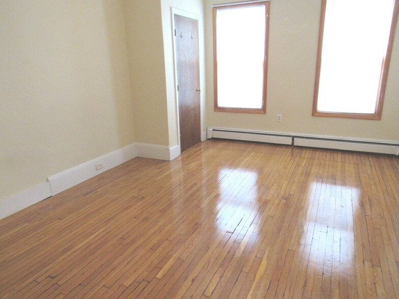 Building Photo - 188 Hillside St