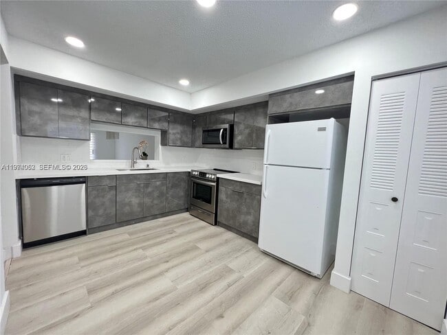 Building Photo - 1001 SW 128th Terrace