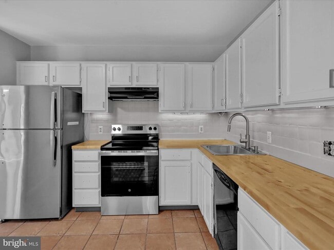 Building Photo - 10 Pine Woods Ct