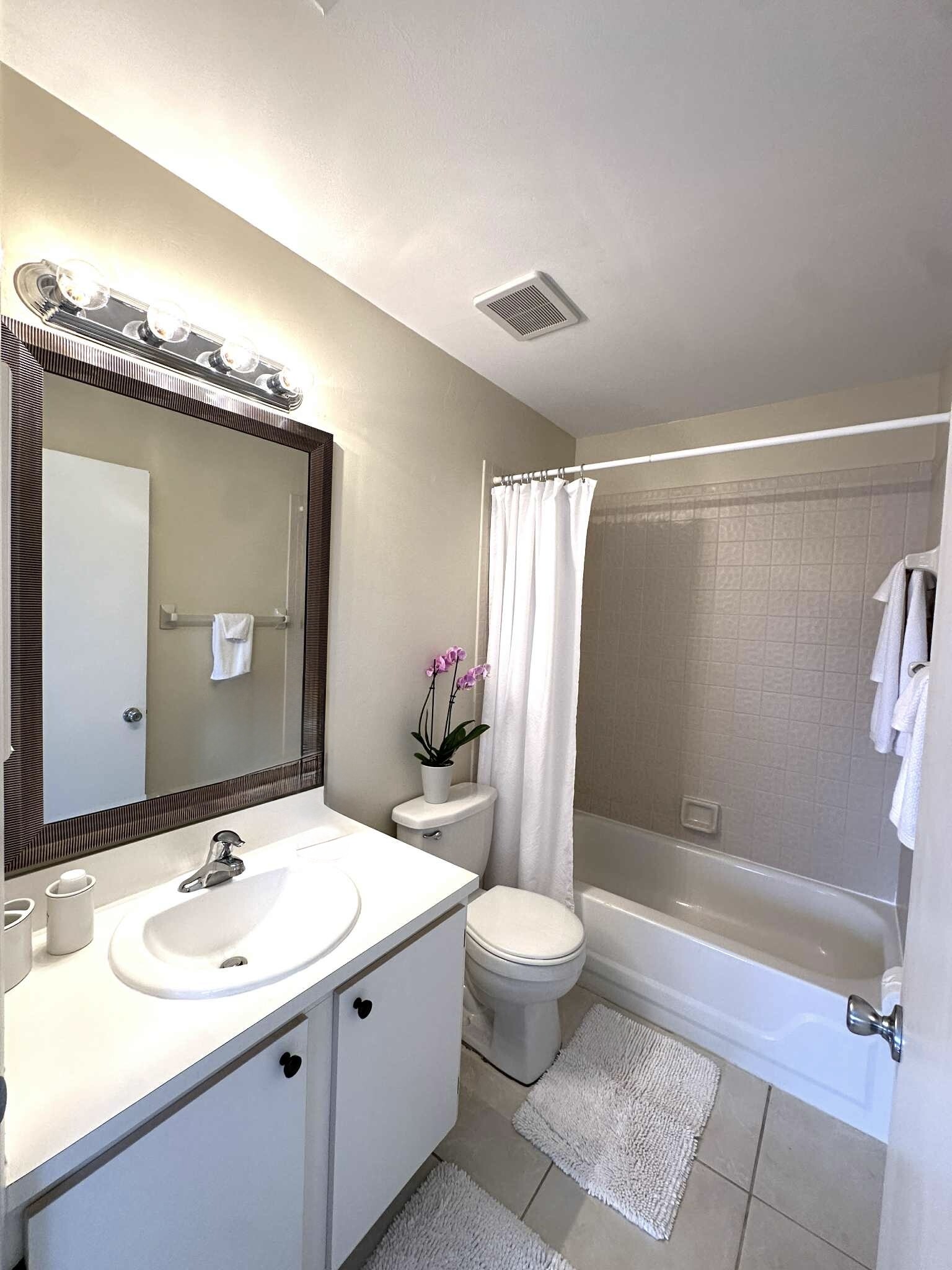 Great soaking tub in the master bath! - 3161 SE Aster Ln