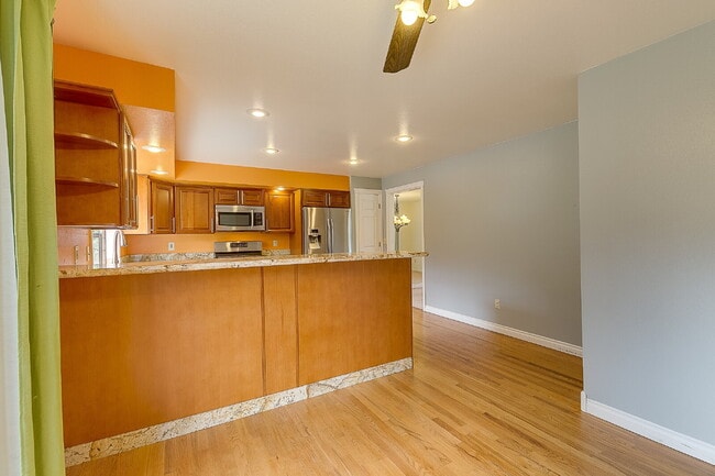 Building Photo - Gorgeous 3 bedroom home in College Hill Skyridge neighborhood of Bellevue