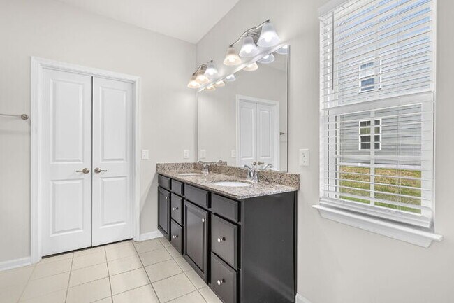 Building Photo - Charming 4-Bedroom Retreat with Cozy Fireplace in Fountain Inn
