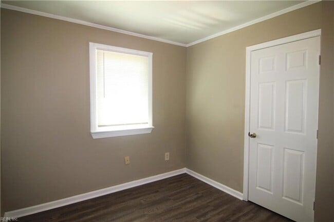 Building Photo - 1744 N Lakeland Dr