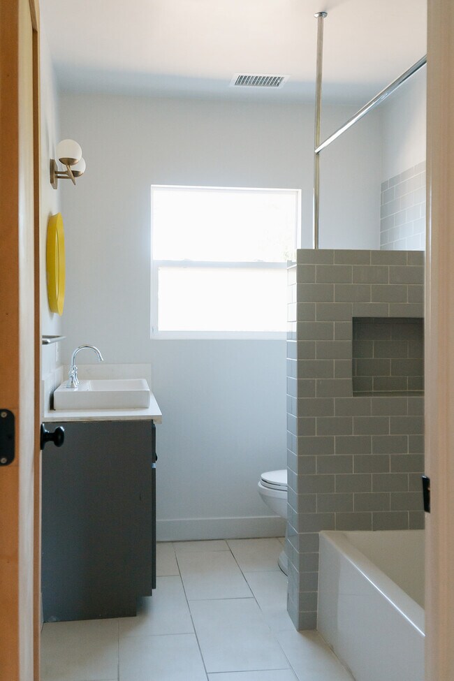 Building Photo - 2709 S Harcourt Ave