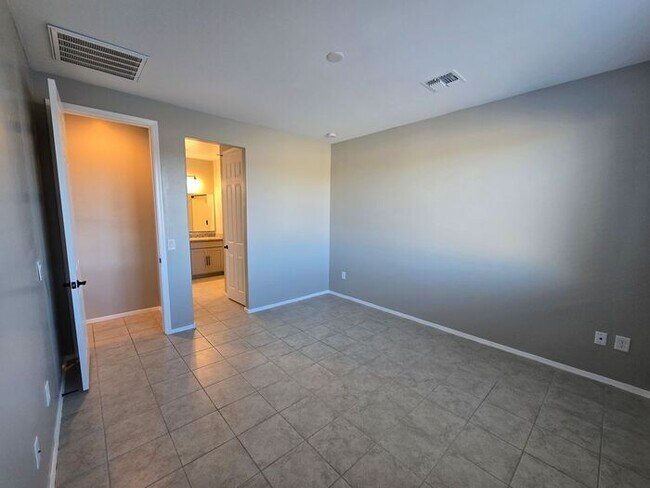 Building Photo - MOVE IN SPECIAL!! 3 Bedroom/ 2 Bath Red Rock Oasis