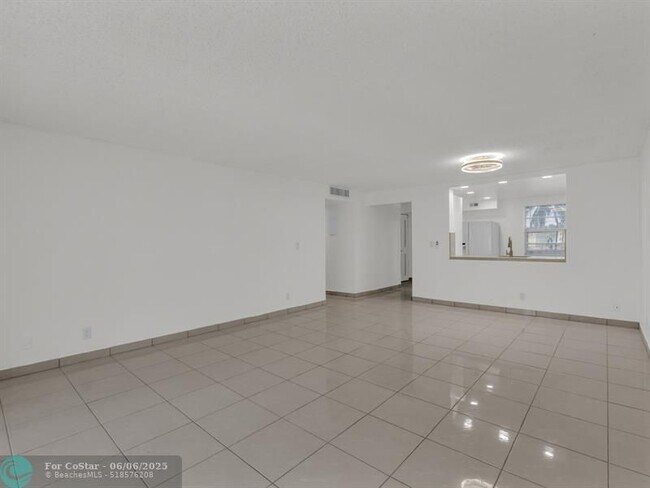 Building Photo - 121 SE 3rd Ave