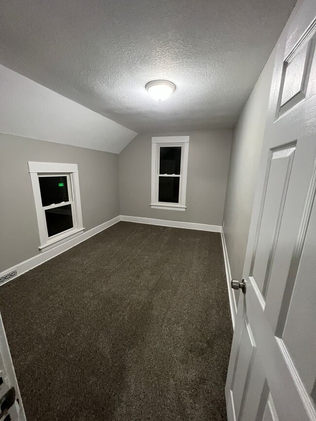 Building Photo - Huge 5 Bedroom House!  With garage!!!  Fre...