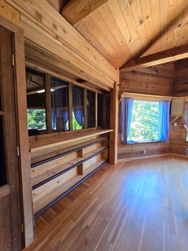 Building Photo - Cabin In the Wood!