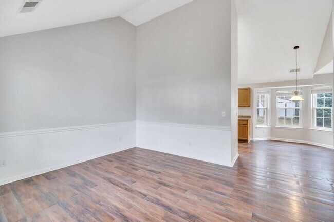 Building Photo - 5508 Kiev Dr