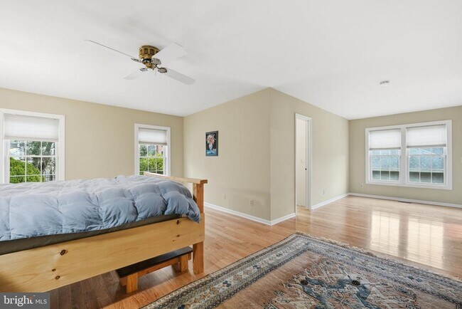 Building Photo - 9420 Lakeside Dr