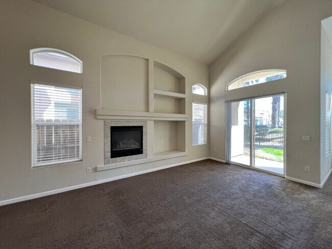 Building Photo - Beautiful 4 Bedroom Home in the Villas Gat...