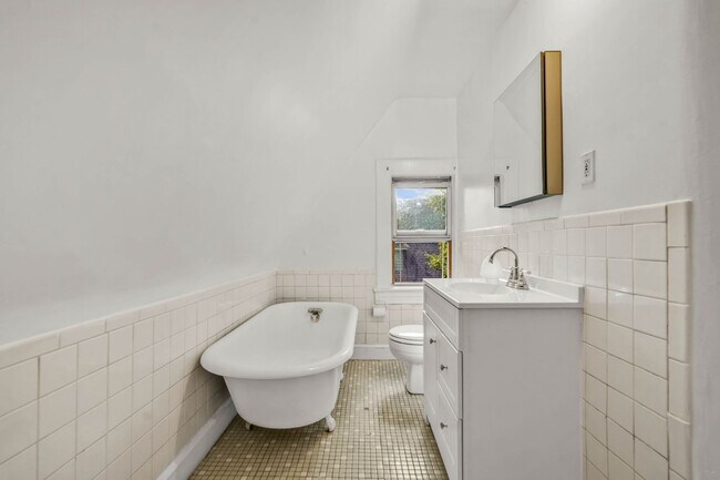 Building Photo - 1200 Beverley Rd