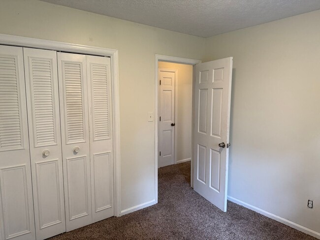 Building Photo - 3 Bed 1.5 Bath Townhouse Near Peaks View Park