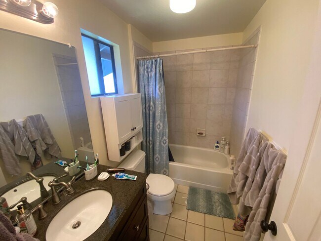 Building Photo - 3/2 House W/ 1/1 Cottage